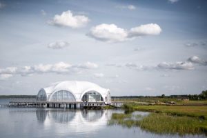 Building with monolithic dome