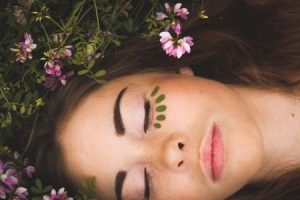 Naturkosmetik im Gesicht