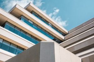 budynek ze szkła i betonu